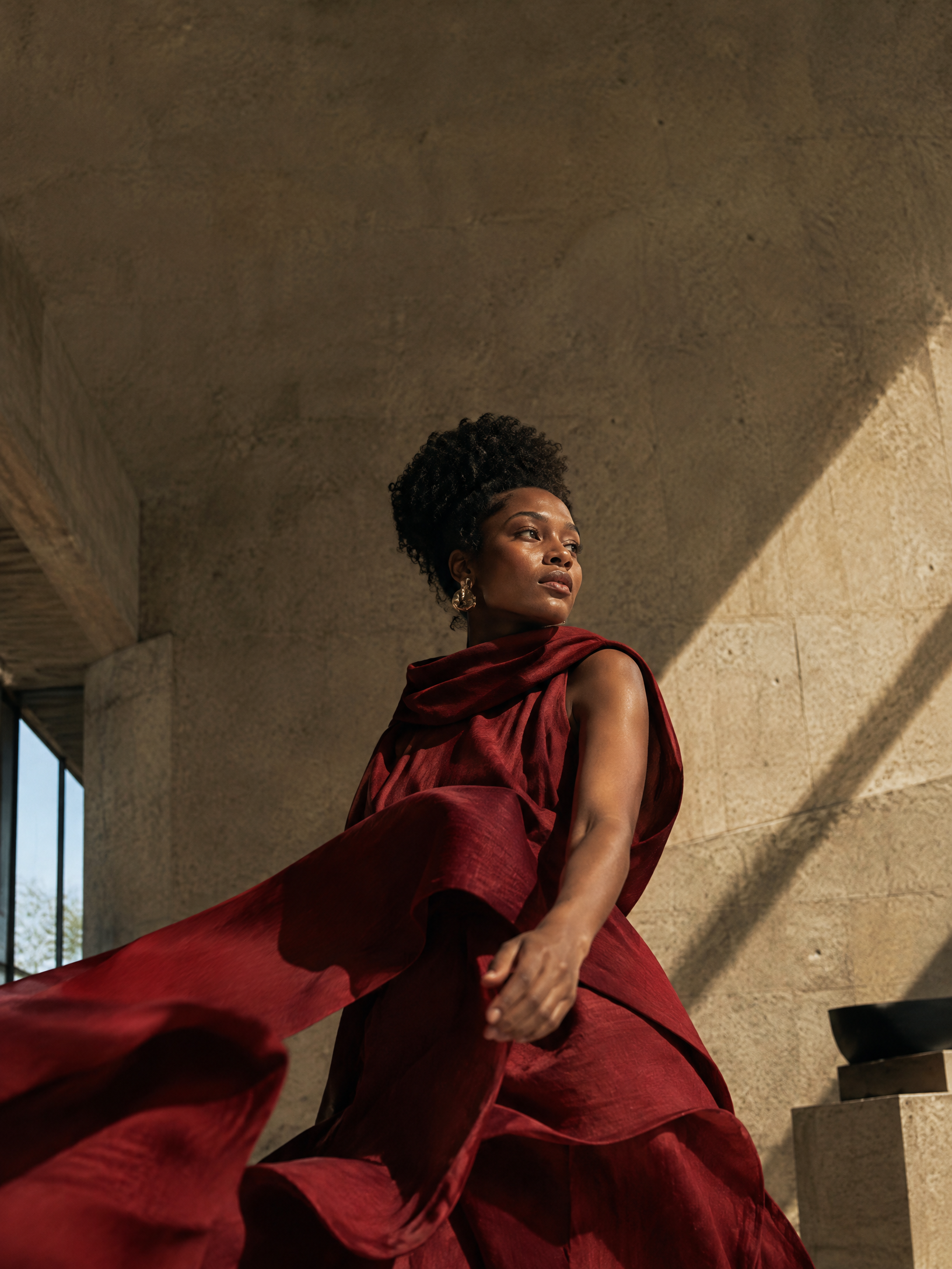Mulher vestindo vermelho em um espaço de concreto